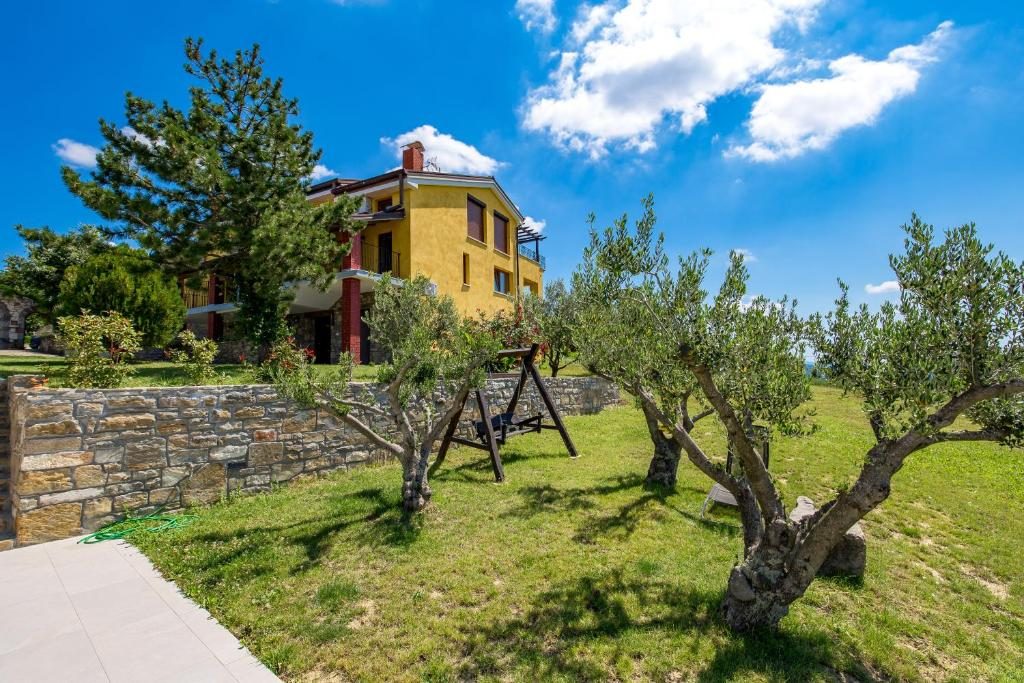 Žuta istarska kamena kuća Mea Vista okružena maslinama i kamenim zidom u selu Vrh kraj Buzeta