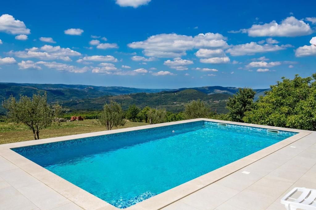 Vanjski bazen kuće Mea Vista s panoramskim pogledom na istarska brda