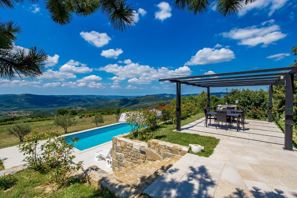 Bazen i natkrivena pergola s pogledom na dolinu rijeke Mirne
