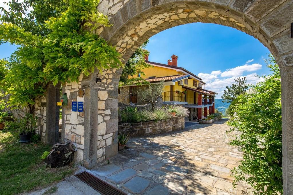 Kameni ulazni svod prema dvorištu i žutoj kući Mea Vista