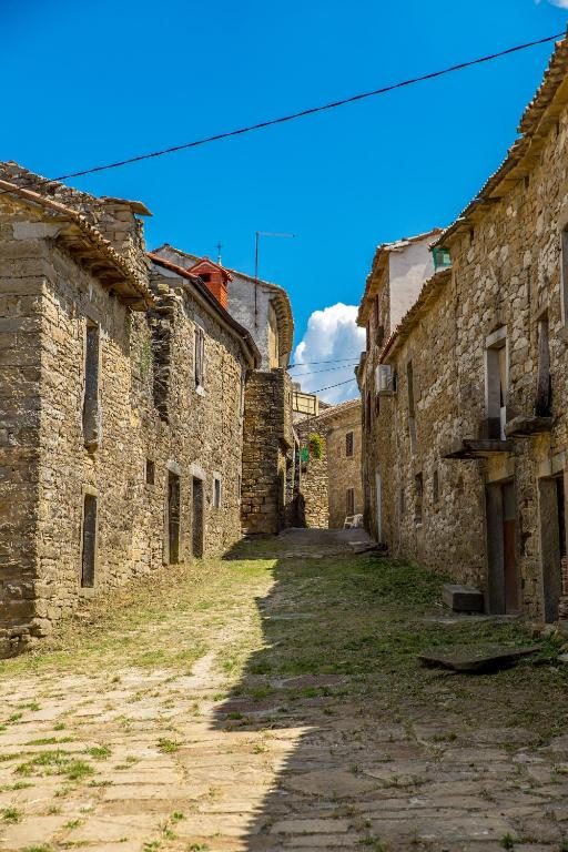 Kamena ulica srednjovjekovnog sela Vrh kraj Buzeta